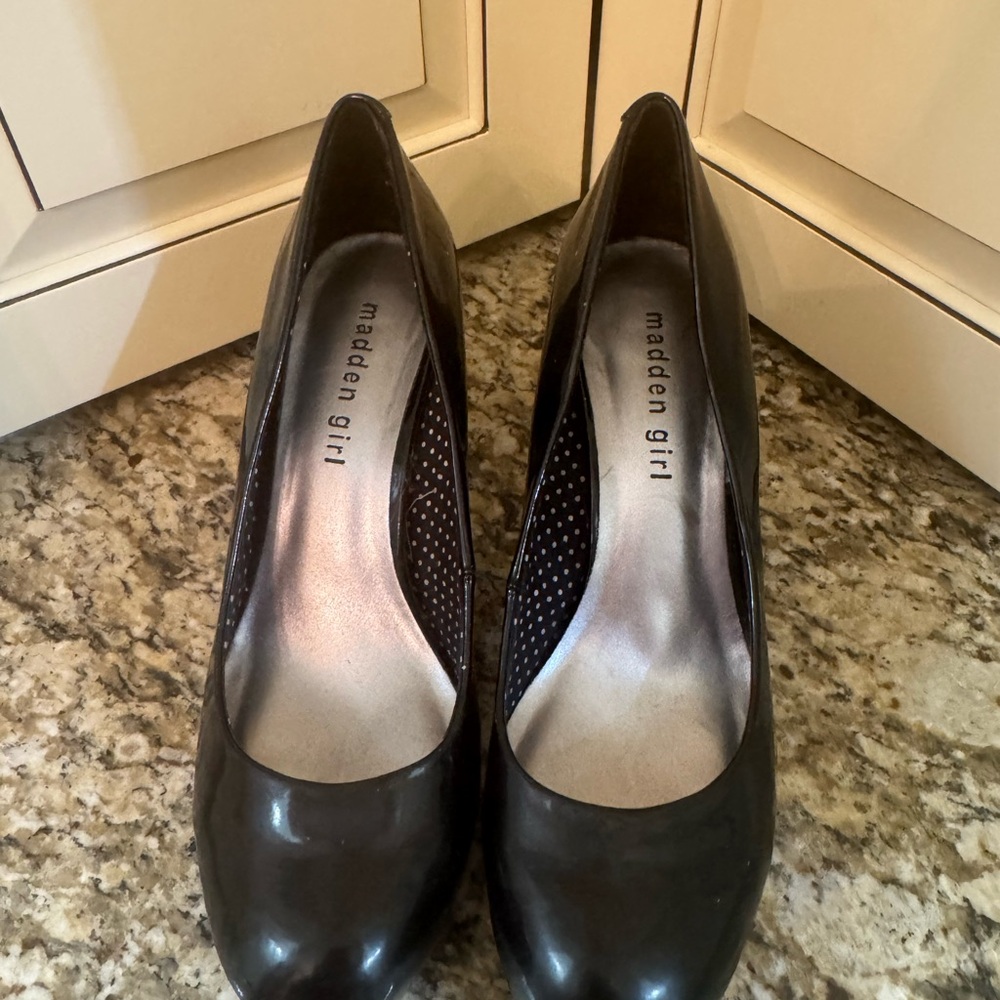 Madden Girl Black Heels Rounded Toe Medium Heel